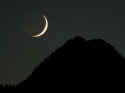 MoonCrescentJune27200603.jpg (31998 bytes)